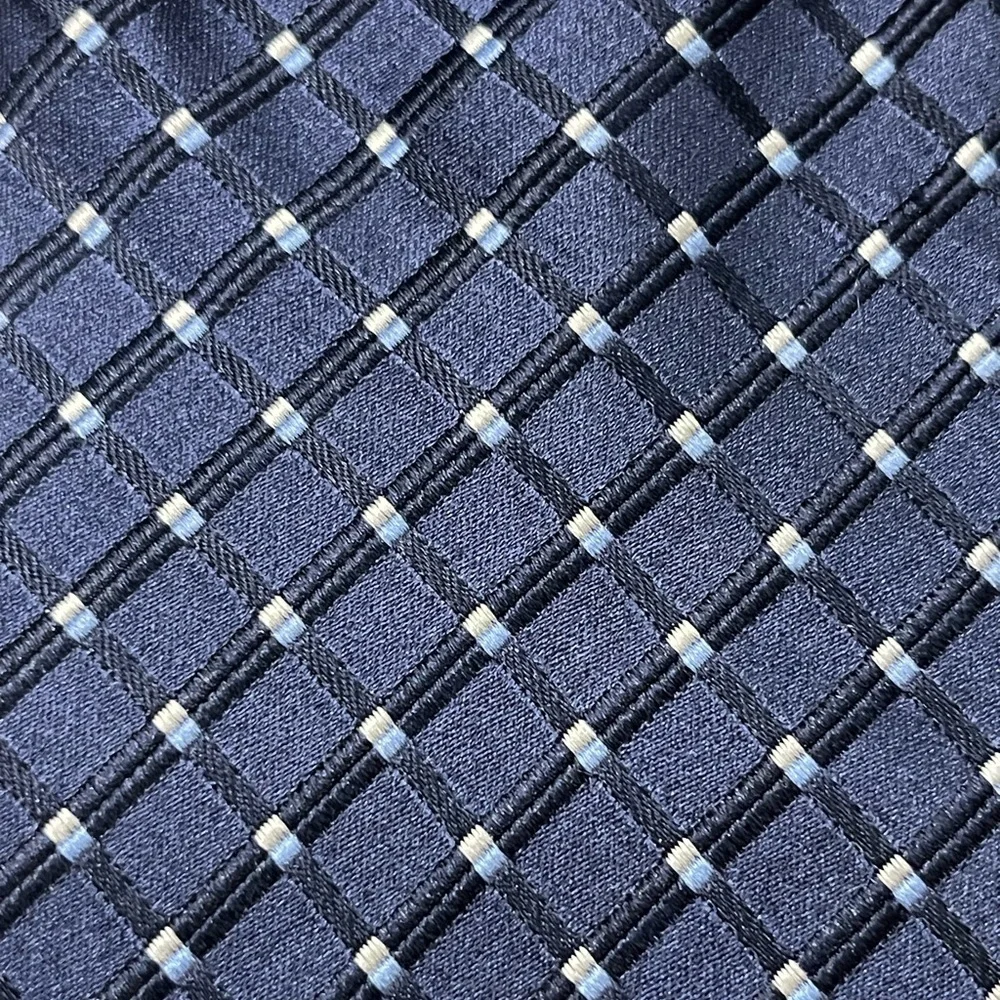 🔥👔CLUB ROOM 100% silk tie.  Navy with white & silver. Mint condition‼️